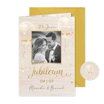 Houtlook jubileum uitnodiging met gouden confetti ballonnen